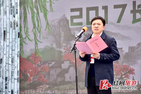 长沙市人民政府副秘书长厉江华和市直部门负责人为"向日葵女孩"何平