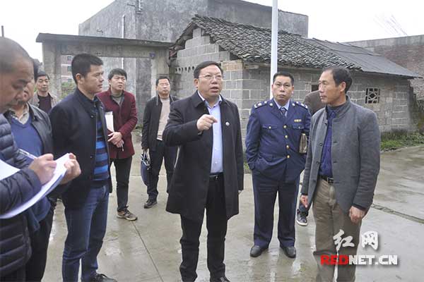 江永县委书记周立夫(前排中)在向光村调研.