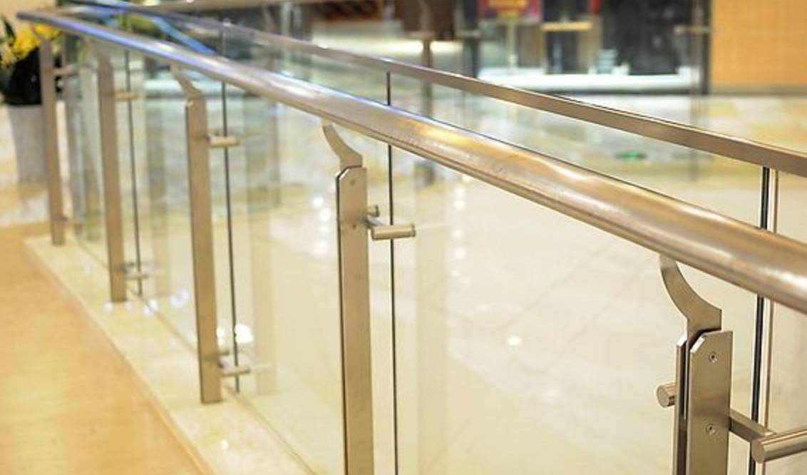 惊魂婴儿车突然滚下电梯母亲栽倒孩子被甩出商场的安全隐患你一定要