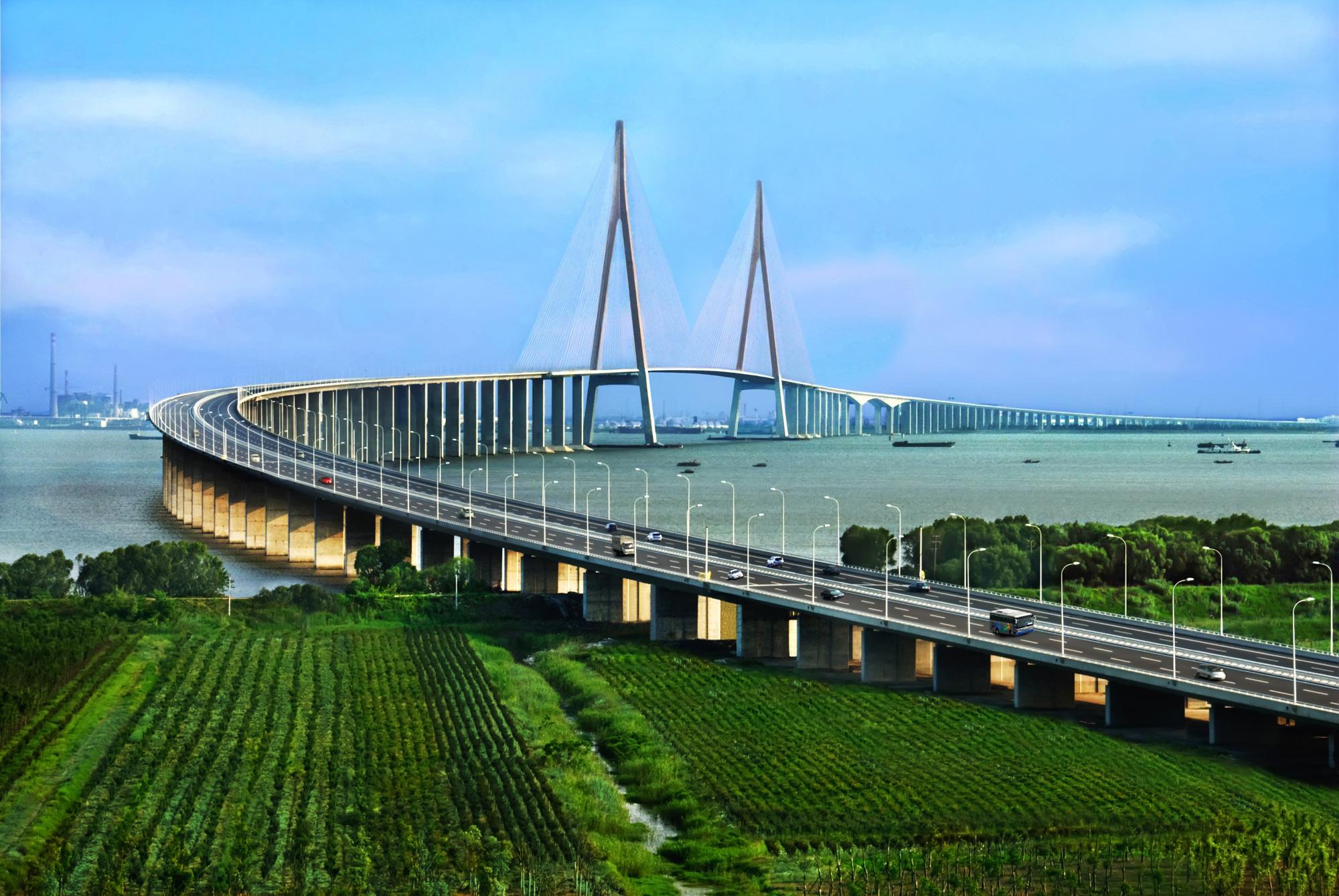 苏通大桥 :全球首座超千米跨径斜拉桥.