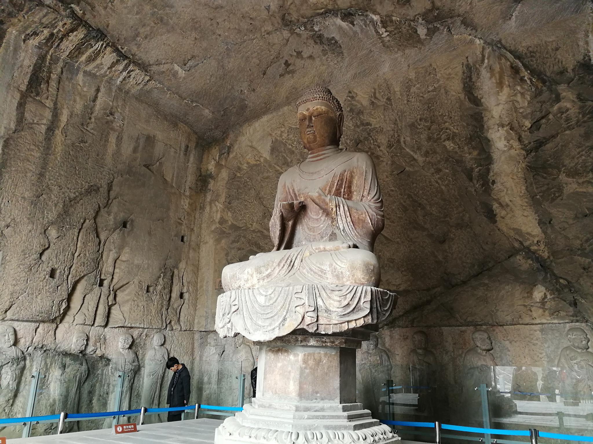 看经寺是东山石窟最大的一个洞窟,29尊传法罗汉保存完好,主佛是整个