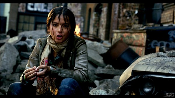 《变形金刚5》全新预告 小萝莉伊莎贝拉非常英勇