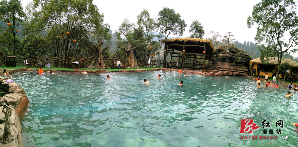 永顺不二门温泉常年保持在40-41℃,让现场雾气氤氲,好似世外桃源.