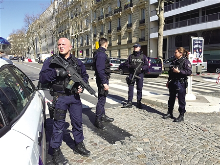 3月16日,法国巴黎,警察在国际货币基金组织驻巴黎办事处大楼外警戒.