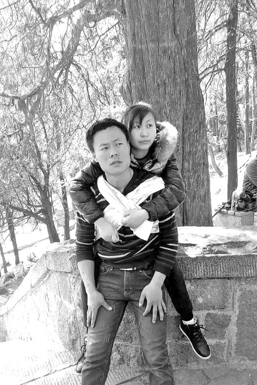 背着瘫痪媳妇,爬上泰山看日出