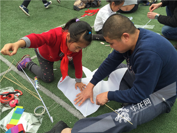 重庆64中:亲子现场制作风筝 感受传统文化 放飞春日梦想