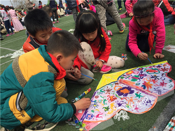 重庆64中:亲子现场制作风筝 感受传统文化 放飞春日梦想