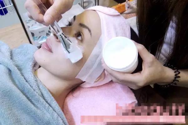 一般都是在需要表麻的部位涂抹麻醉膏30分钟左右.