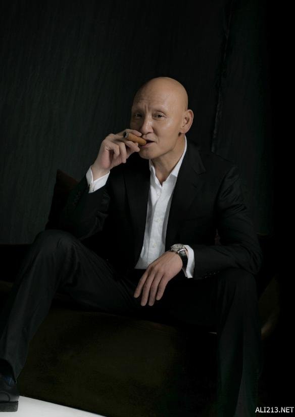 计春华满脸煞气 李连杰粉嫩帅气!荧幕十大硬汉光头