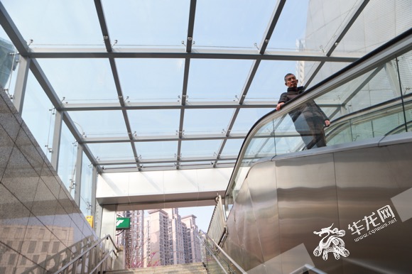 雨棚有利于保护电扶梯的机箱,还会方便市民出行. 记者 李文科 摄