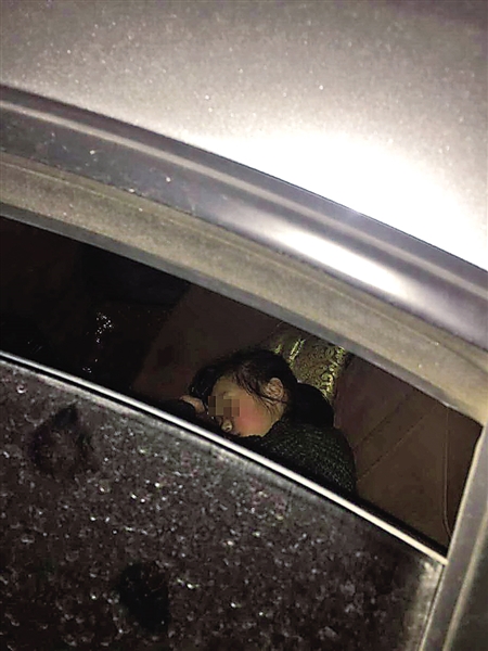 女孩在轿车后座上熟睡 受访者供图 重庆商报-上游财经 首席记者 郑三