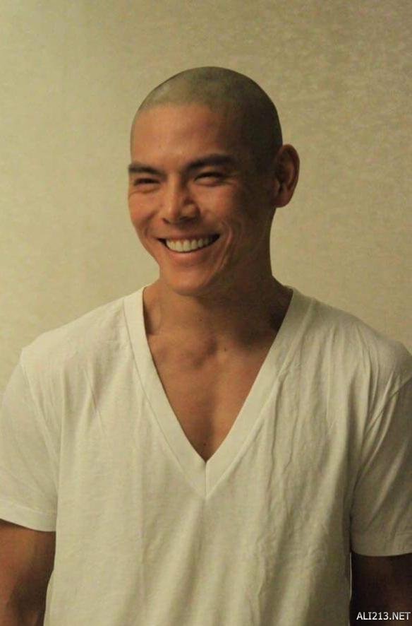 计春华满脸煞气 李连杰粉嫩帅气!荧幕十大硬汉光头