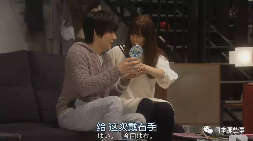 而且女主连个像样的婚纱都没有?这穿的到底是个什么?