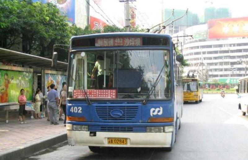 风雨55年 402路公交车明天告别解放碑