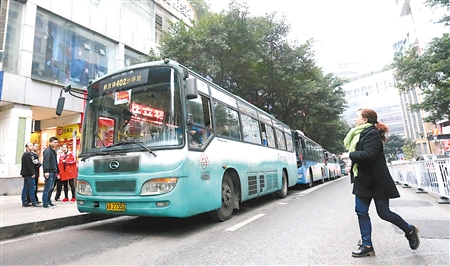 风雨55年402路公交车今天起告别解放碑