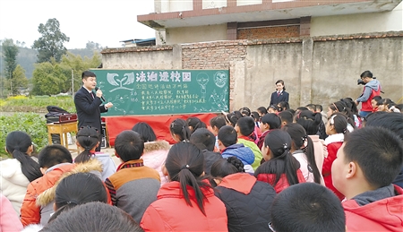 徐勤 实习生 皮铖杰重庆商报讯 昨日上午10点,万州区甘宁中心小学外的