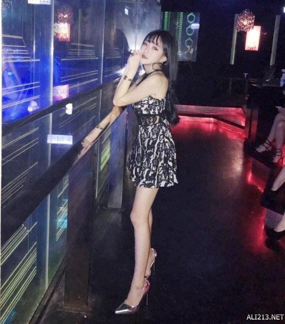 期小编为绅士们介绍的妹子叫石洁心,也是一位台湾正妹,目前居住在台北