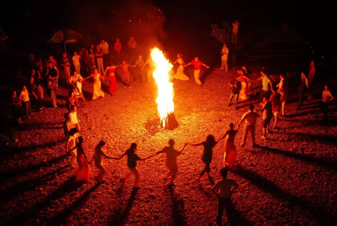 三月三,万人篝火晚会 烤全羊!