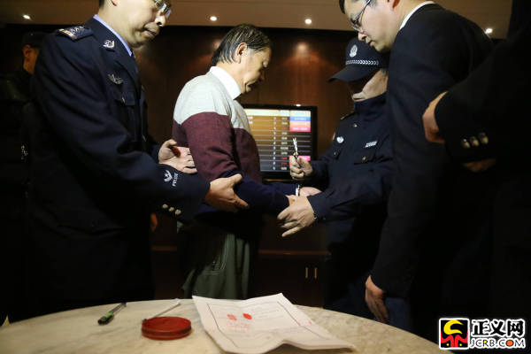 杨幸福被戴上手铐,最终逃不过法律的审判.