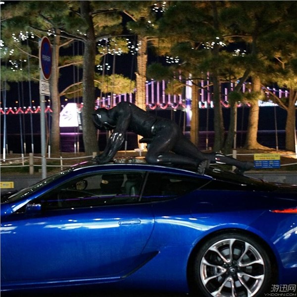 《黑豹》最新片场照流出 特查拉飞身扒车身材好到爆!