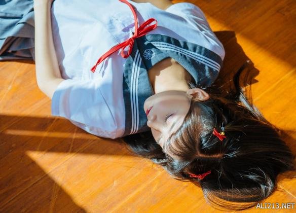 每日福利送不停 制服美腿黑丝的学生妹子魄力十足啊