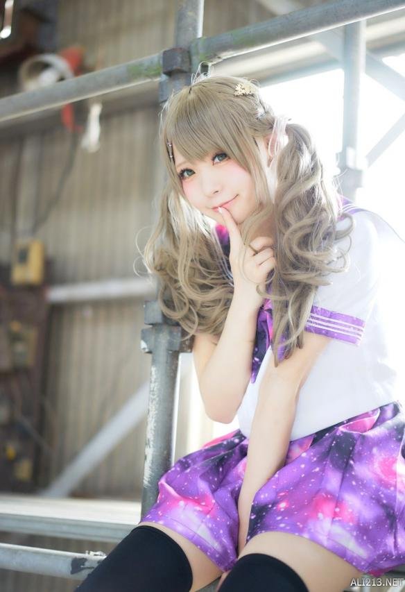 每日福利送不停 制服美腿黑丝的学生妹子魄力十足啊