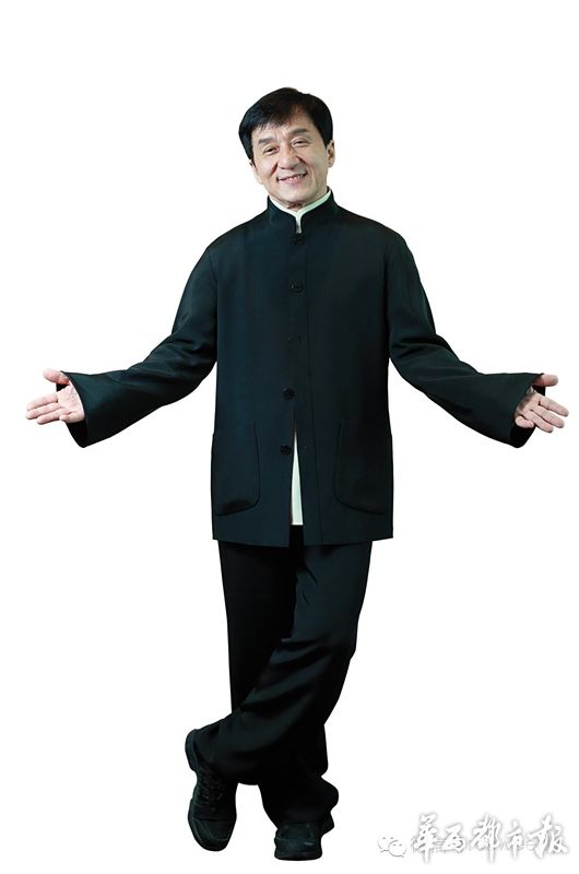 成龙在重要的国际性场合都会穿唐装,这似乎已经成了他的一个标志.