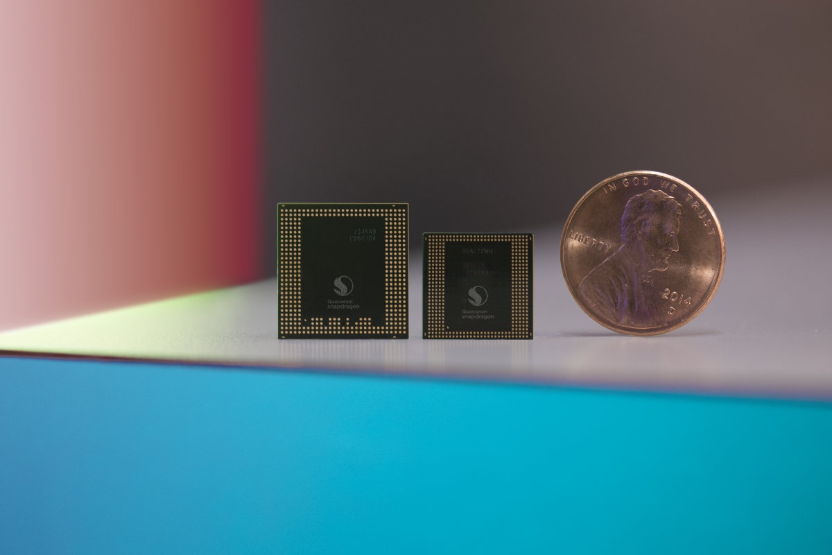 由左至右分别是骁龙 821,骁龙 835 和硬币