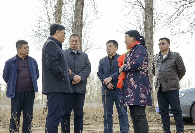 石伟副书记在烧锅镇中兴村听取了农安县国土资源局,可研单位和中兴村