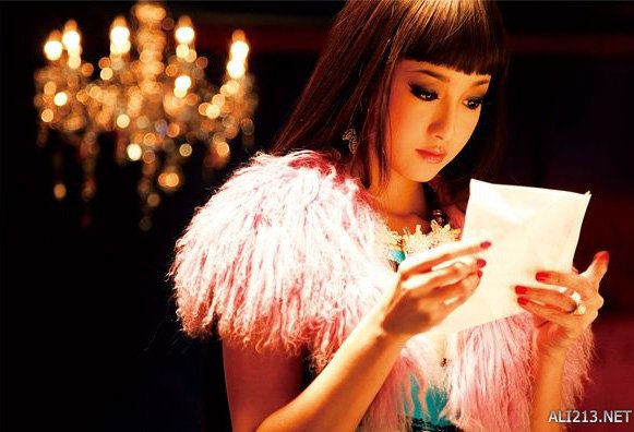 本片改编自漫画家冈崎京子的同名漫画,由日本摄影大师蜷川实花执导