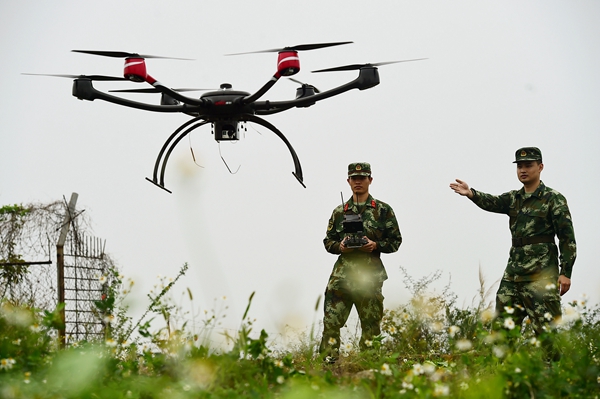 3月27日,两名飞手正在进行六旋翼无人机飞行训练.