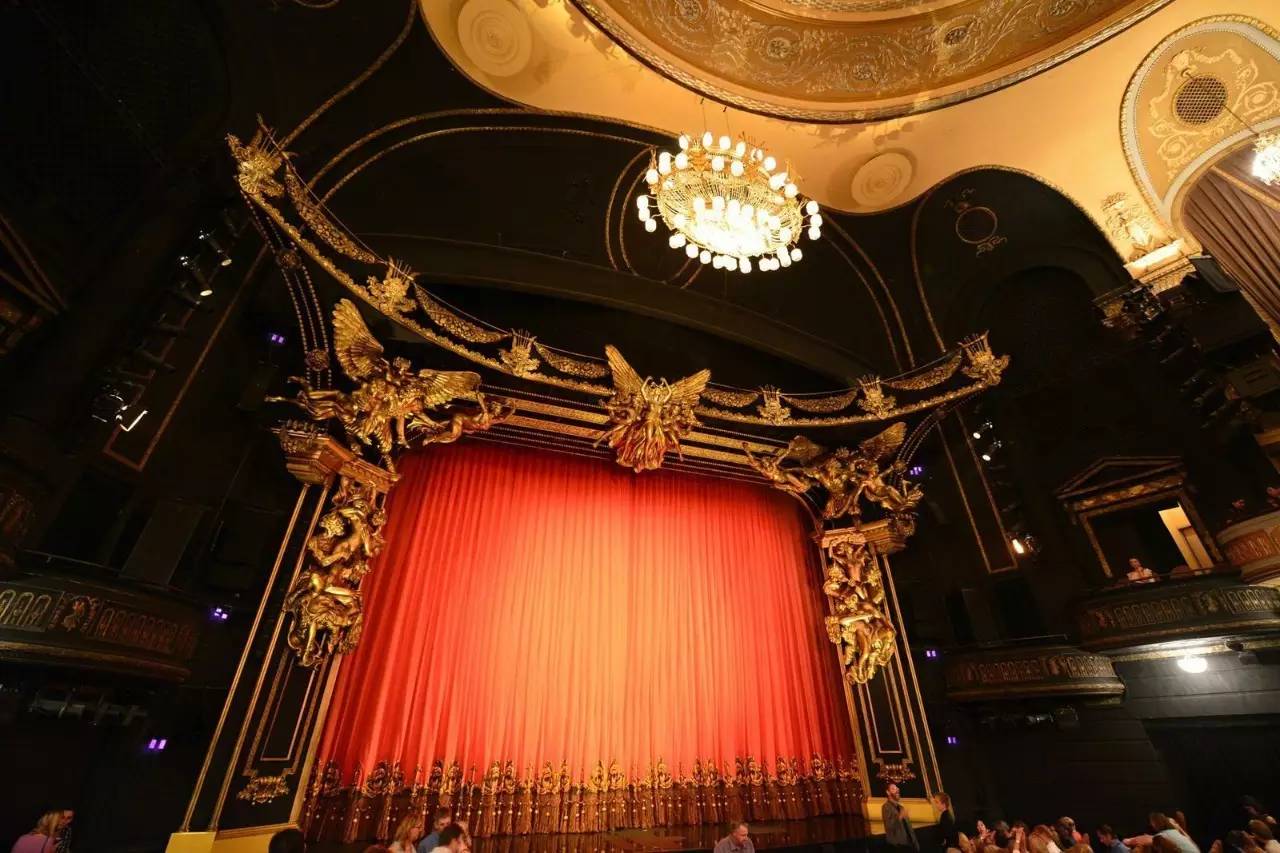 纽约市的百老汇无疑已是世界戏剧的中心,之所以如此,在于它融会传统