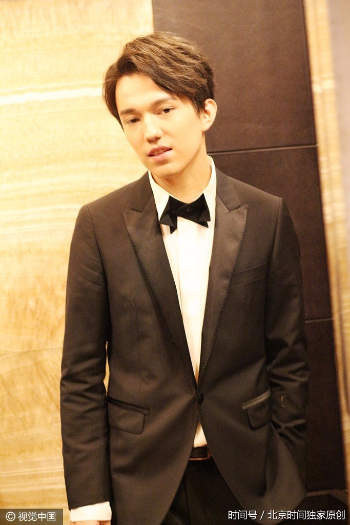 迪玛希黑色西装帅气现身某酒店现场粉丝的表情亮了