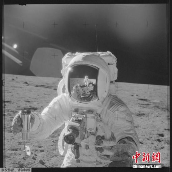 资料图：1969年11月19日，阿波罗12号宇航员艾伦·宾收集月球土壤。