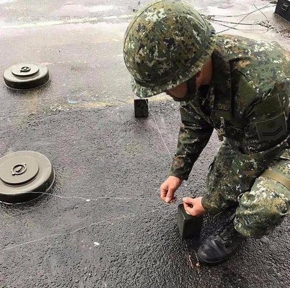 台军演习在马路布地雷遭网友讥笑 其实做的比较专业