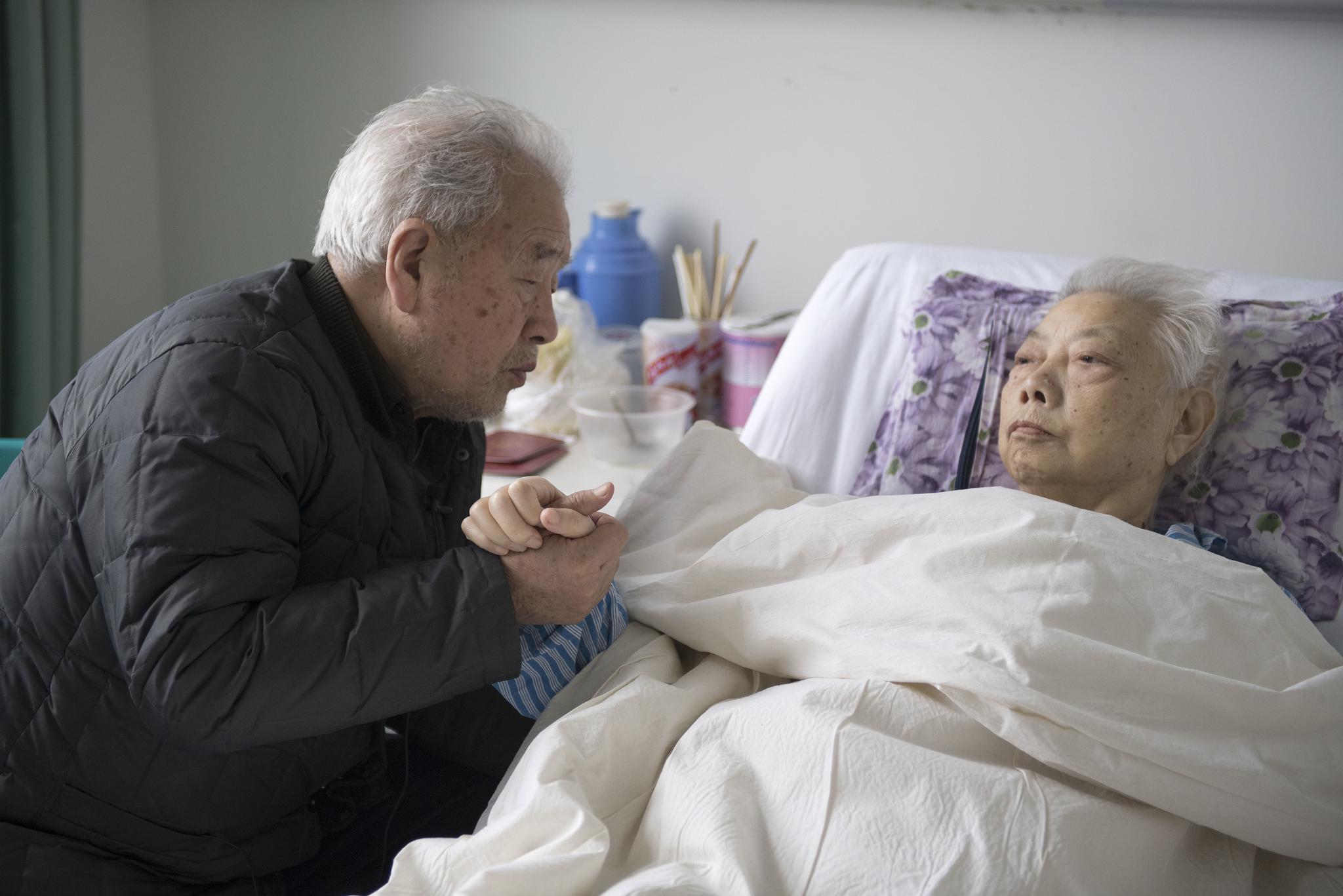 八旬老人37年后病房复婚 半生缘一世情