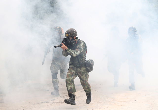 徒步拉卡车穿越火场看武警特战队如何魔鬼训练