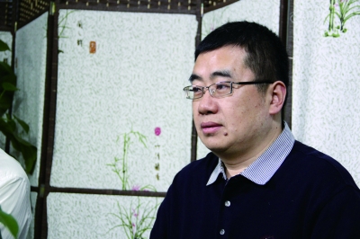 《追问》作者丁捷在法晚直播间接受《玉言》栏目采访