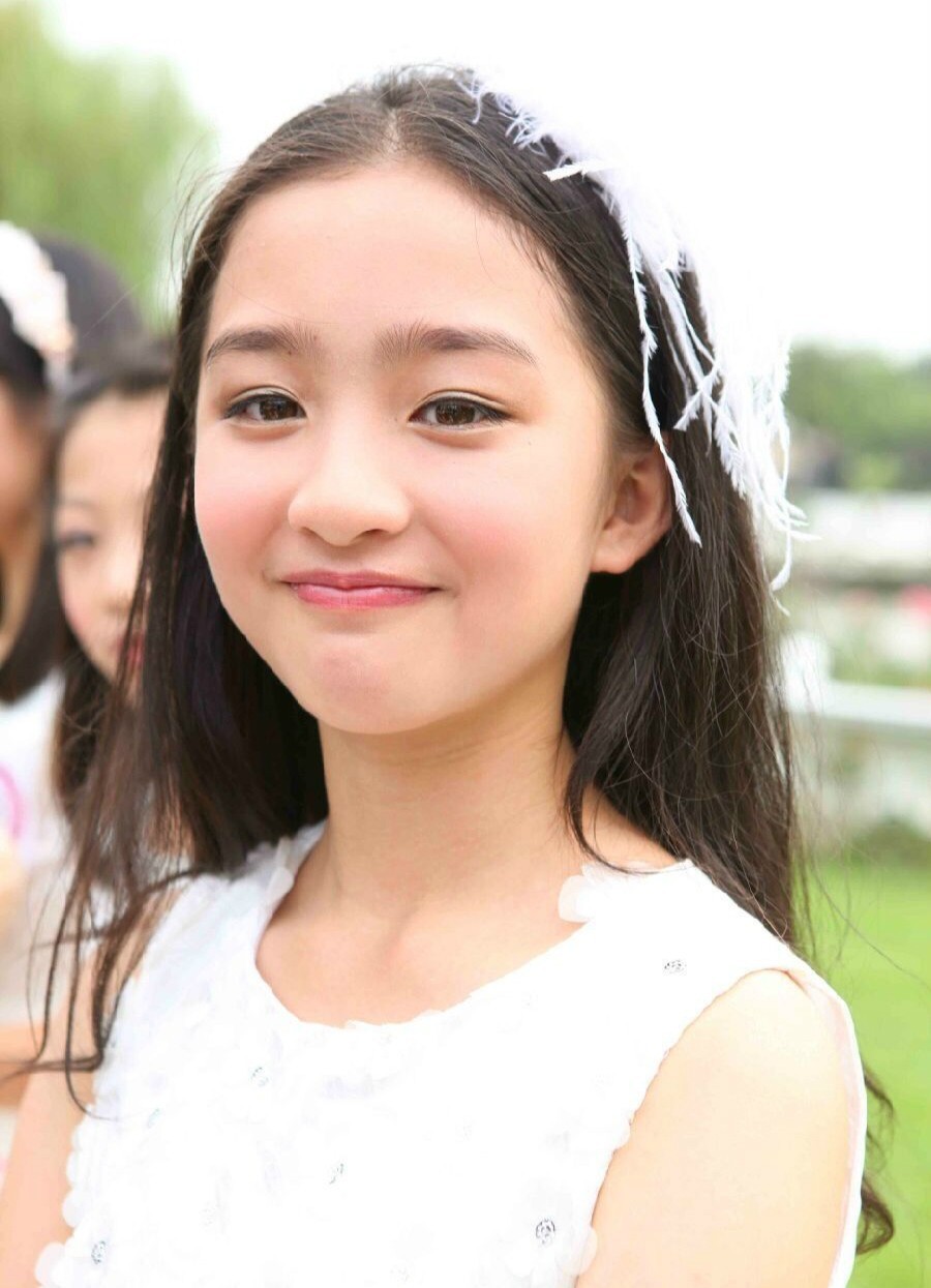 (小时候的她其实还蛮漂亮的~)看来邓恩熙的家里还是满支持女儿当明星