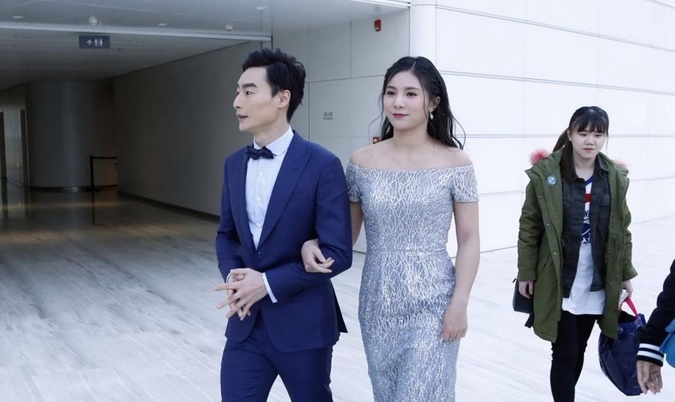 何姿秦凯又来虐狗!郎才女貌挽手甜蜜秀恩爱