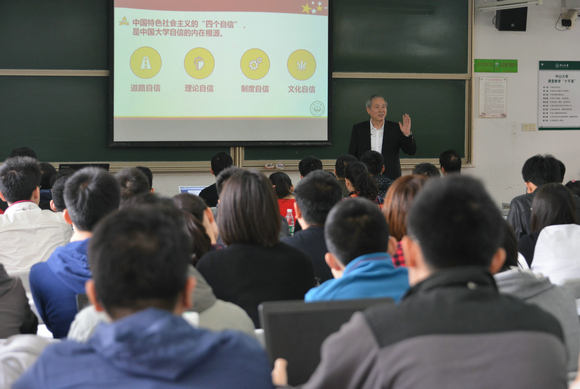 3月20日下午,校党委书记陈春声教授在珠海校区为2016级部分本科生