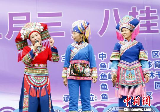 图为郭秀莲(左一)与山歌手对唱山歌.