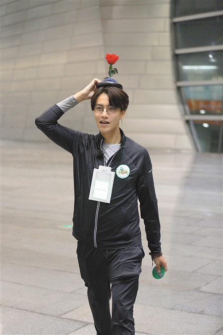 《二十四小时》今晚继续播出 陈坤变身"托花陈天王"