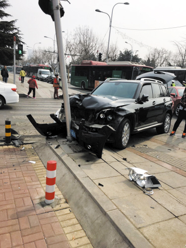 大连:大奔撞车失控又挂人(图)