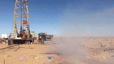 钻机开工之后,不分白天黑夜,24小时不能停,这些钻探师傅每天至少得