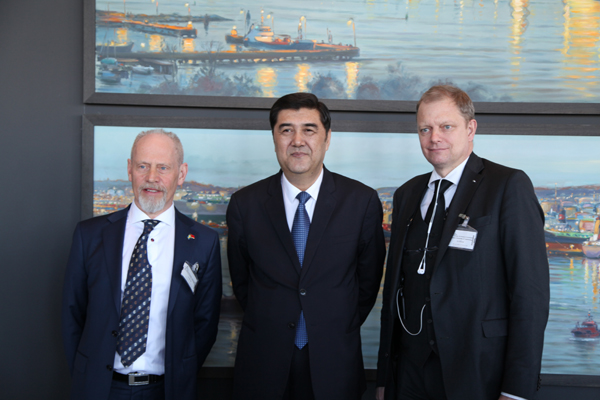 努尔白克力会见瑞典哥德堡市市长并考察当地有关企业