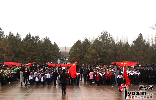 党旗,团旗,队旗从全体人员头顶由前向后传递.现场宣誓.现场宣誓.