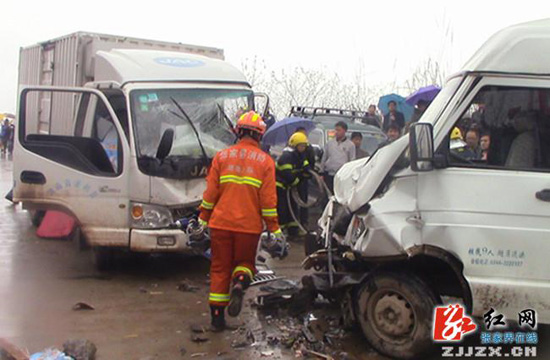 雨天路滑两车相撞张家界消防拆车门救人组图