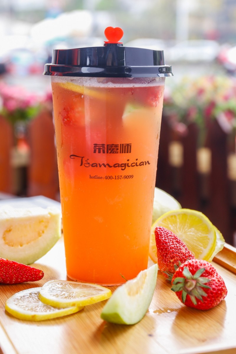 这里有无限量供应的草莓杯恋の果茶系列买一送一还有免费饮品送送送