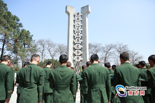 图为边防官兵在纪念碑前脱帽默哀.泮金科摄